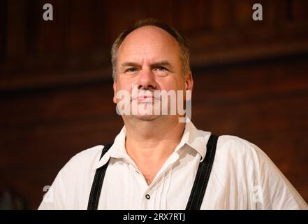 Dresde, Allemagne. 21 septembre 2023. Dirk Hilbert (FDP), maire de la ville de Dresde, participe à la traditionnelle cérémonie de tamisage des tonneaux pour l'Oktoberfest de Dresde. La 9e édition de l’Oktoberfest de Pichmännel aura lieu sur le terrain du festival Rinne Dresden et aura une capacité d’accueil de 50 000 visiteurs du 21 septembre au 7 octobre 2023. Crédit : Robert Michael/dpa/Alamy Live News Banque D'Images