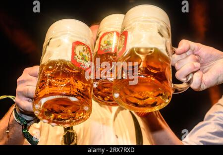 Dresde, Allemagne. 21 septembre 2023. Avec des tasses de bière est grillé à la dégustation traditionnelle de la Dresde Oktoberfest. La 9e édition de l’Oktoberfest de Pichmännel aura lieu sur le terrain du festival Rinne Dresden et aura une capacité d’accueil de 50 000 visiteurs du 21 septembre au 7 octobre 2023. Crédit : Robert Michael/dpa/Alamy Live News Banque D'Images