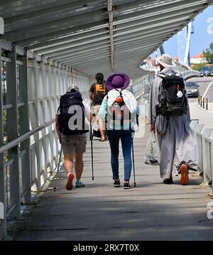 Vue arrière, Groupe de trois pèlerins marchant vers Santiago de Compostelle en utilisant la voie portugaise Banque D'Images