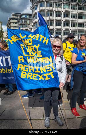 Londres, Royaume-Uni. 23 septembre 2023 : une femme anglaise tient une bannière de protestation contre le Brexit lors de la marche de réintégration nationale de l'UE dans le centre de Londres. Des milliers de personnes ont défilé à travers la ville pour soutenir la réintégration du Royaume-Uni dans l'Union européenne. Crédit : Andy Soloman/Alamy Live News Banque D'Images