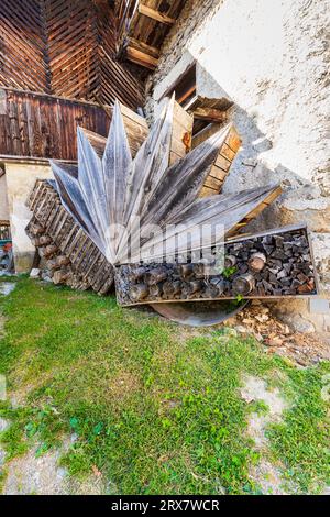 Italie Trentino Mezzano - piles en bois - Max Gaudenzi - 'l'accordéon' (2011) Banque D'Images