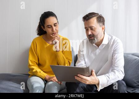 Agent d'affaires professionnel principal ou conseiller fiscal avocat financier parlant avec une femme indienne au sujet du document de contrat d'assurance Banque D'Images