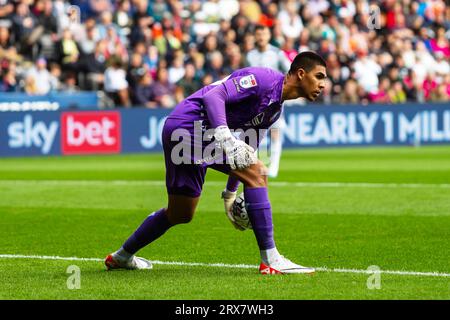 Swansea.com Stadium, Swansea, Royaume-Uni. 23 septembre 2023. EFL Championship football, Swansea City contre Sheffield Wednesday ; le gardien de but de Sheffield Wednesday, Devis Vasquez, roule un ballon de sa région. Crédit : action plus Sports/Alamy Live News Banque D'Images