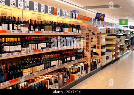 Section des vins dans le magasin express de supermarché Lidl à Leixoes dans le centre-ville. Épicerie moderne. Vin, spiritueux, boissons alcoolisées. Banque D'Images