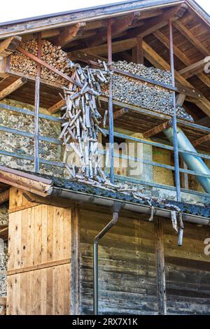 Italie Trentino Mezzano - Stacks en bois - Umberto Sancarlo - 'installation instable' (2013) Banque D'Images