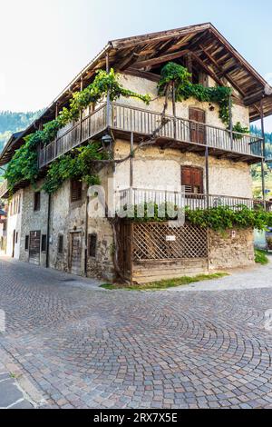 Italie Trentino Mezzano - Church Street Banque D'Images