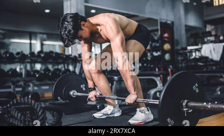 Gym fitness haltérophilie soulevé de terre homme asiatique bodybuilding powerlifting club de sport intérieur. Bodybuilder faisant l'entraînement de musculation barbell wi Banque D'Images