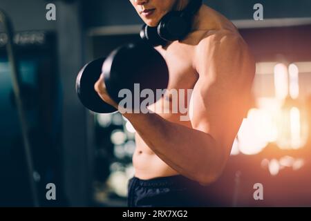 Sport bodybuilding masculin Belle poitrine parfaite de force musculaire de l'entraînement musculaire de base dans le club de sport de fitness gym Banque D'Images