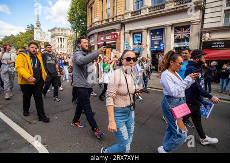 Londres, Royaume-Uni. 23 septembre 2023. Les propriétaires de chiens XL Bully marchent de Trafalgar Square à Parliament Square pour une manifestation Save XL Bully Dogs pour protester contre la proposition du Premier ministre Rishi Sunak d'interdire la race XL Bully, citant des blessures et des décès récents résultant des attaques de ces chiens. Crédit : Peter Hogan/Alamy Live News Banque D'Images