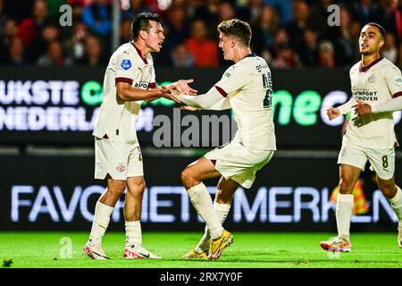 ALMERE - Hirving Lozano du PSV Eindhoven et Guus Til du PSV Eindhoven célèbrent les 0-2 lors du match néerlandais d'Eredivisie entre Almere City FC et PSV Eindhoven au stade Almere City FC le 23 septembre 2023 à Almere, pays-Bas. ANP OLAF KRAAK Banque D'Images