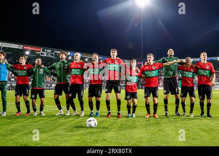 Nijmegen, pays-Bas. 23 septembre 2023. NIJMEGEN, PAYS-BAS - SEPTEMBRE 23 : Bart van Rooij de NEC, Rober Gonzalez de NEC, Phillippe Sandler de NEC, Bram Nuytinck de NEC, Lasse Schone de NEC, Youri Baas de NEC, Dirk Proper de NEC, Mees Hoedemakers de NEC, Bas Dost de NEC, Magnus Mattson de NEC, Mathias Ross de NEC remercie les supporters pour leur soutien après avoir célébré leur victoire lors du match néerlandais d'Eredivisie entre le NEC et le FC Utrecht au Goffertstadion le 23 septembre 2023 à Nimègue, aux pays-Bas. (Photo Broer van den Boom/Orange Pictures) crédit : Orange pics BV/Alamy Live News Banque D'Images