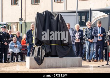 Sculpture The Herring Girl de Ray Lonsdale, Under Wraps, avant son dévoilement public, sur le Fish Quay, North Shields, North Tyneside, Royaume-Uni Banque D'Images