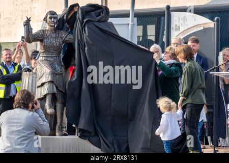 Brenda Blethyn, OBE (ITV's Vera), dévoile la nouvelle sculpture de Ray Lonsdale, The Herring Girl at the Fish Quay, North Tyneside, Royaume-Uni Banque D'Images