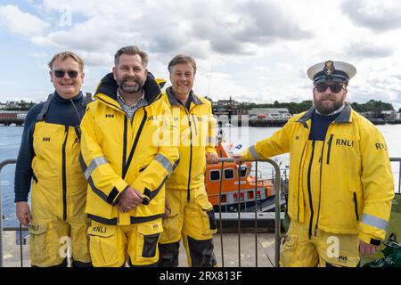 Équipage RNLI sur le Fish Quay, North Shields, North Tyneside, Royaume-Uni, sur la rivière Tyne. Banque D'Images