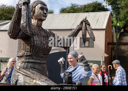 Lisa Eagleton-Muir, avec la sculpture Herring Girl de Ray Lonsdale, elle a fait des recherches sur les vêtements pour lesquels elle a été modélisée, à Fish Quay, North Shields, Royaume-Uni Banque D'Images