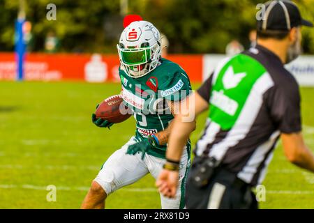 Schwaebisch Hall Allemagne. 23 septembre 2023. Erima GFL / Ligue allemande de football,Viertelfinal match : Schwäbisch Hall Unicorns - Berlin Rebels dans l'Optima Sportpark à Schwaebisch Hall Allemagne sur 23. 09. 2023, Schwaebisch Hall Unicorns/ RB # 33 Mike Gentili crédit : Frank Baumert/Alamy Live News Banque D'Images