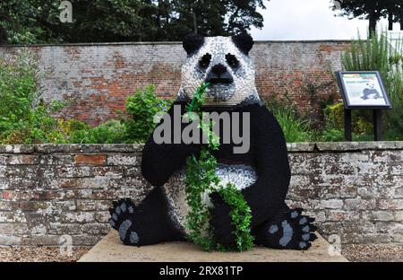 Sculpture en briques LEGO d'animaux en voie de disparition du monde entier - exposée à Sewerby Gardens, East Yorkshire, Angleterre. Panda mangeant du bambou Banque D'Images