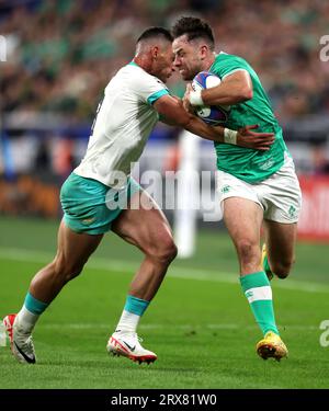 L'Irlandais Hugo Keenan (à droite) est attaqué par l'Africain Jesse Kriel lors de la coupe du monde de Rugby 2023, poule B match au Stade de France à Paris. Date de la photo : Samedi 23 septembre 2023. Banque D'Images