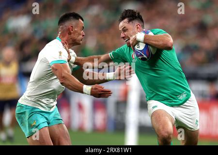 L'Irlandais Hugo Keenan (à droite) est attaqué par l'Africain Jesse Kriel lors de la coupe du monde de Rugby 2023, poule B match au Stade de France à Paris. Date de la photo : Samedi 23 septembre 2023. Banque D'Images