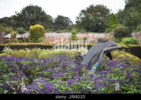 Sculpture en briques LEGO d'animaux en voie de disparition du monde entier - exposée à Sewerby Gardens, East Yorkshire, Angleterre. Création Dolphin Banque D'Images