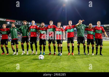 Nijmegen, pays-Bas. 23 septembre 2023. NIJMEGEN, PAYS-BAS - SEPTEMBRE 23 : Bart van Rooij de NEC, Rober Gonzalez de NEC, Phillippe Sandler de NEC, Bram Nuytinck de NEC, Lasse Schone de NEC, Youri Baas de NEC, Dirk Proper de NEC, Mees Hoedemakers de NEC, Bas Dost de NEC, Magnus Mattson de NEC, Mathias Ross de NEC remercie les supporters pour leur soutien après avoir célébré leur victoire lors du match néerlandais d'Eredivisie entre le NEC et le FC Utrecht au Goffertstadion le 23 septembre 2023 à Nimègue, aux pays-Bas. (Photo Broer van den Boom/Orange Pictures) crédit : Orange pics BV/Alamy Live News Banque D'Images