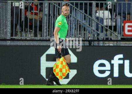 Almere, pays-Bas. 23 septembre 2023. ALMERE, PAYS-BAS - SEPTEMBRE 23 : arbitre assistant Don Frijn lors du match néerlandais d'Eredivisie entre Almere City FC et PSV au Yanmar Stadion le 23 septembre 2023 à Almere, pays-Bas. (Photo de Peter Lous/Orange Pictures) crédit : Orange pics BV/Alamy Live News Banque D'Images