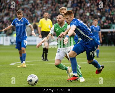 Edimbourg, Royaume-Uni. 23 septembre 2023. Scottish Premiership - Hibernian FC v St Johnstone FC 23/09/2023 l'attaquant de Hibs, Martin Boyle, et le défenseur de St Johnstone, Luke Robinson, s'affrontent pour le ballon alors que Hibernian affronte St Johnstone dans le Scottish Premiership au Easter Road Stadium, Édimbourg, Royaume-Uni crédit : Ian Jacobs/Alamy Live News Banque D'Images