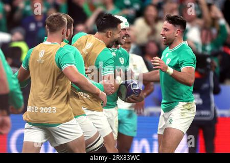 L'Irlandais Mack Hansen (au centre) célèbre la première tentative de son équipe avec ses coéquipiers lors de la coupe du monde de Rugby 2023, match de la poule B au Stade de France à Paris, France. Date de la photo : Samedi 23 septembre 2023. Banque D'Images