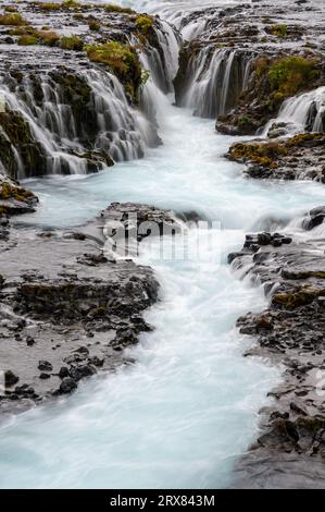 Bruarfoss - Pont Falls - sur la route du cercle d'Or de l'Islande sous un ciel nuageux d'automne. Banque D'Images