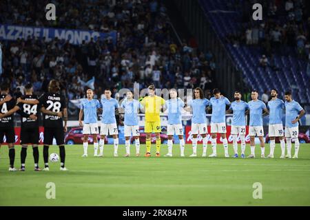 Rome, Italie. 23 septembre 2023. Les joueurs du Latium observent une minute de silence à la mémoire de Giorgio Napolitano lors du match de football italien Serie A entre SS Lazio et AC Monza le 23 septembre 2023 au Stadio Olimpico à Rome, Italie - photo Federico Proietti/DPPI crédit : DPPI Media/Alamy Live News Banque D'Images