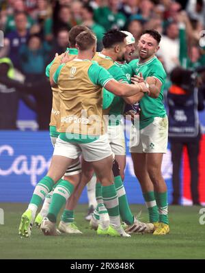 L'Irlandais Mack Hansen (au centre) célèbre la première tentative de son équipe avec ses coéquipiers lors de la coupe du monde de Rugby 2023, match de la poule B au Stade de France à Paris, France. Date de la photo : Samedi 23 septembre 2023. Banque D'Images