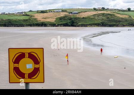 Femme sauveteuse RNLI en service à Inchydoney Beach, West Cork, Irlande. Banque D'Images