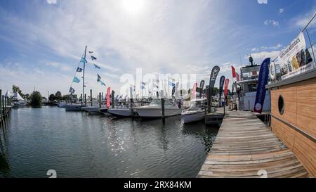 NORWALK, CT USA - 21 SEPTEMBRE 2023 : vue depuis les bateaux d'amarrage au salon nautique Norwal Banque D'Images