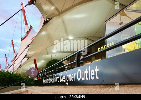 Bienvenue au centre commercial Ashford Designer Outlet enseigne Ashford Kent Angleterre Royaume-Uni Banque D'Images