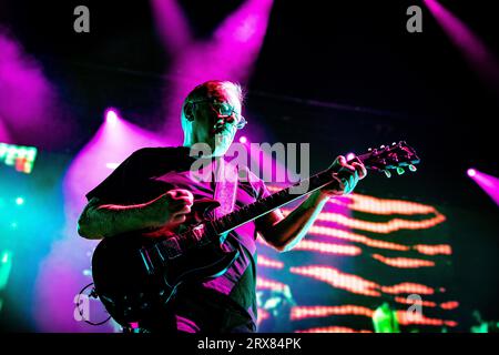 Amsterdam, pays-Bas. 23 septembre 2023. AMSTERDAM - le groupe New Order avec le chanteur et guitariste Bernard Sumner lors d'un concert au Ziggo Dome. Le groupe anglais joue pour la première fois dans cette salle de concert d'Amsterdam. ANP PAUL BERGEN netherlands Out - belgique Out Credit : ANP/Alamy Live News Banque D'Images