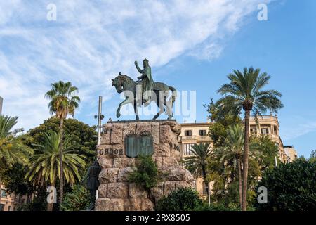 Sculpture en bronze du roi Jaume Ier à cheval sur la Plaza de España à Palma de Majorque, Espagne Banque D'Images