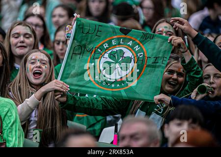 Dublin, République d'Irlande. 23 septembre 2023. Dublin, Irlande, 23 septembre : les supporters irlandais lors du match de l'UEFA Women's Nations League entre la République d'Irlande et l'Irlande du Nord au stade Aviva le 23 septembre 2023 à Dublin, Irlande. (Danilo Fernandes/SPP) crédit : SPP Sport Press photo. /Alamy Live News Banque D'Images