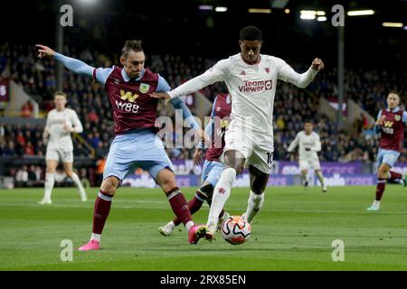 Marcus Rashford de Manchester United (à droite) et Connor Roberts de Burnley se battent pour le ballon lors du match de Premier League à Turf Moor, Burnley. Date de la photo : Samedi 23 septembre 2023. Banque D'Images