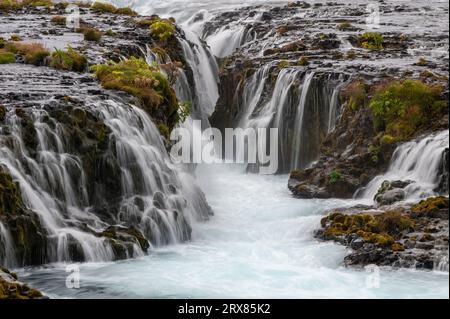 Détail de Bruarfoss - Pont Falls - sur la route du cercle d'Or de l'Islande sous un ciel nuageux d'automne. Banque D'Images