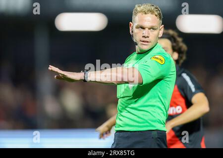 Almere, pays-Bas. 23 septembre 2023. ALMERE, PAYS-BAS - 23 SEPTEMBRE : arbitre Alex Bos lors du match néerlandais d'Eredivisie entre Almere City FC et PSV au Yanmar Stadion le 23 septembre 2023 à Almere, pays-Bas. (Photo de Peter Lous/Orange Pictures) crédit : dpa/Alamy Live News Banque D'Images