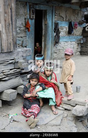 Des enfants Kalash au village de Balangkuru dans les montagnes Hindu Kush au Pakistan Banque D'Images