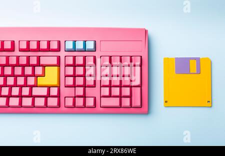 Disquettes et clavier sur fond de couleur vive. Photo de haute qualité Banque D'Images