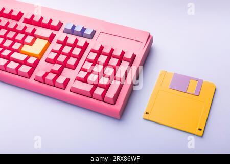 Disquettes et clavier sur fond de couleur vive. Photo de haute qualité Banque D'Images