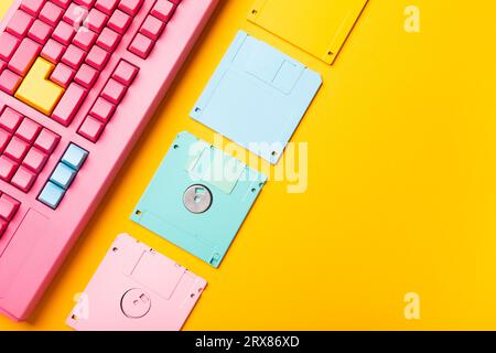 Disquettes et clavier sur fond de couleur vive. Photo de haute qualité Banque D'Images