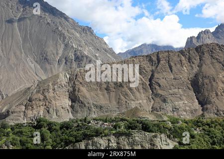 Village isolé dans la vallée de Nagar au nord du Pakistan Banque D'Images