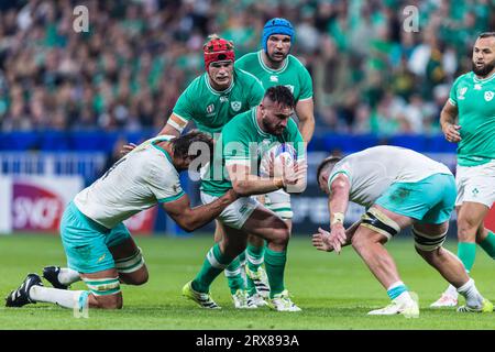 Paris, France. 23 septembre 2023. Andrew porter d'Irlande est attaqué par Eben Etzebeth d'Afrique du Sud lors du match de la coupe du monde de rugby dans la poule B entre l'Afrique du Sud et l'Irlande au Stade de France. Crédit : Mateo Occhi (Sporteo) / Alamy Live News Banque D'Images