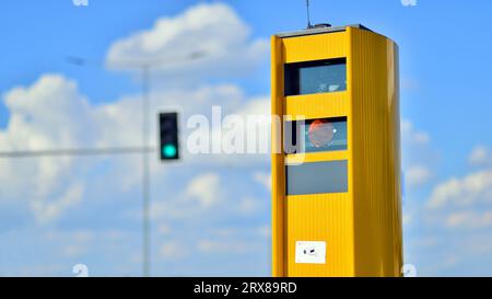 Radar de circulation pour la mesure de la vitesse dans la circulation routière et automobile. Banque D'Images