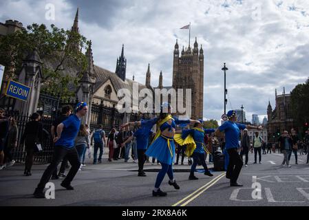 Londres, Royaume-Uni. 23 septembre 2023. Les artistes divertissent les manifestants pendant la marche de retour nationale. Des groupes pro-UE ont manifesté dans le centre de Londres, au Royaume-Uni. La marche s'est concentrée en partie sur les questions du Brexit concernant les jeunes, dont beaucoup ont voté pour rester dans l'UE et qui pourraient finir par être les plus durement touchés par la sortie du Royaume-Uni de l'Union. Crédit : SOPA Images Limited/Alamy Live News Banque D'Images