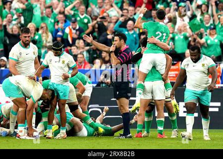 L'Irlandais Conor Murray célèbre avec son coéquipier après sa victoire dans la coupe du monde de rugby 2023, poule B match au Stade de France à Paris, France. Date de la photo : Samedi 23 septembre 2023. Banque D'Images