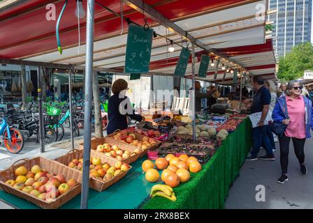 Paris, France, les gens qui achètent des fruits et légumes au marché de Montparnasse Boulevard Edgar Quinet. Editorial uniquement. Banque D'Images